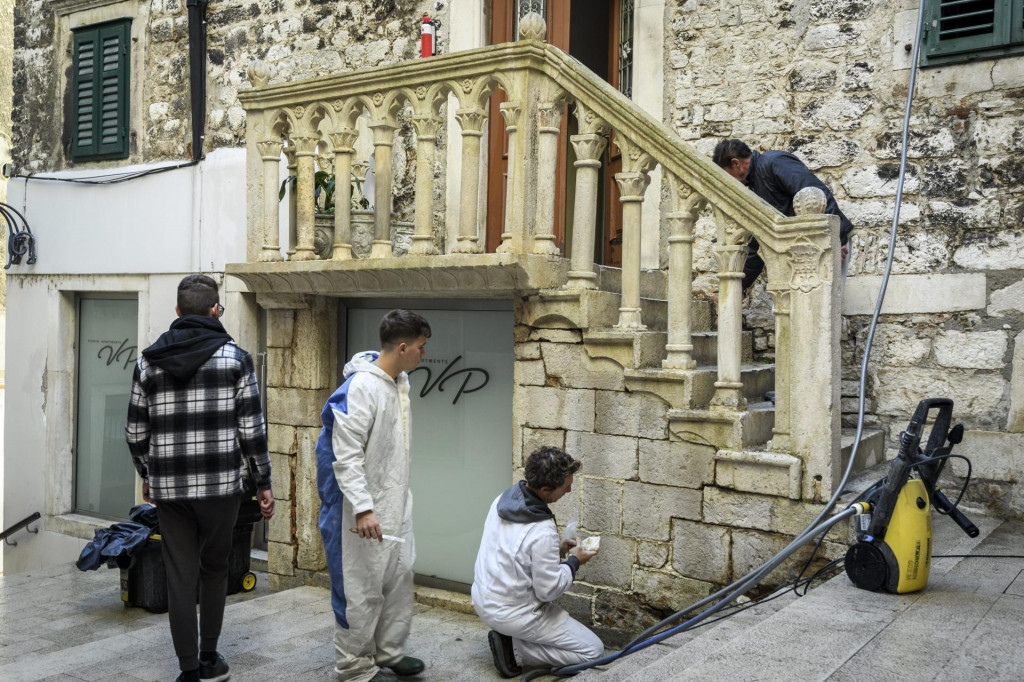 &lt;br /&gt;
Radovi na konzervaciji i restauraciji kameno goticko-renesansnog stubista u suradnji sa Umjetnickom akademijom u Splitu na Dobricu.