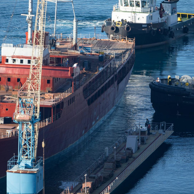 Fotografija s kraja kolovoza 2020. godine: nakon jednomjesečnog dokovanja u brodogradilištu Viktor Lenac, brod Galeb remorkeri tegle prema brodogradilištu Kraljevica na daljnji remont