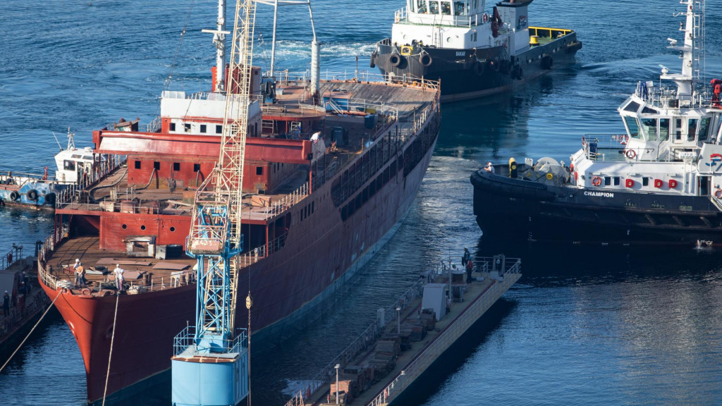 Fotografija s kraja kolovoza 2020. godine: nakon jednomjesečnog dokovanja u brodogradilištu Viktor Lenac, brod Galeb remorkeri tegle prema brodogradilištu Kraljevica na daljnji remont
