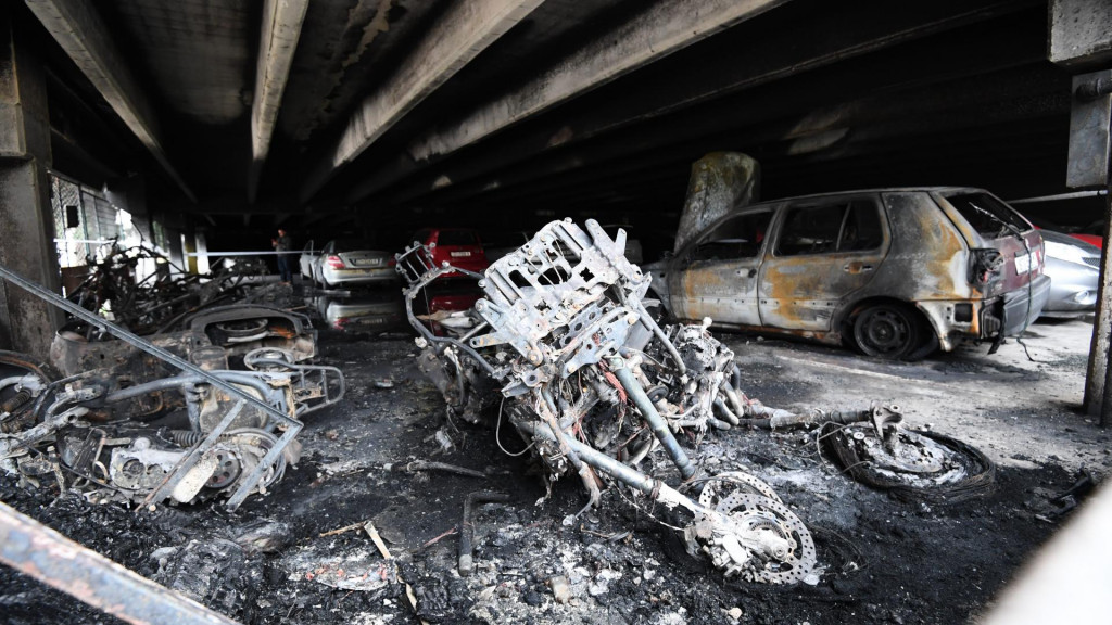 Jutro nakon eksplozije u garaži na Pujankama koja je izazvala požar, izgorjelo je sedam automobila i deset motocikala. Policijski očevid je u tijeku