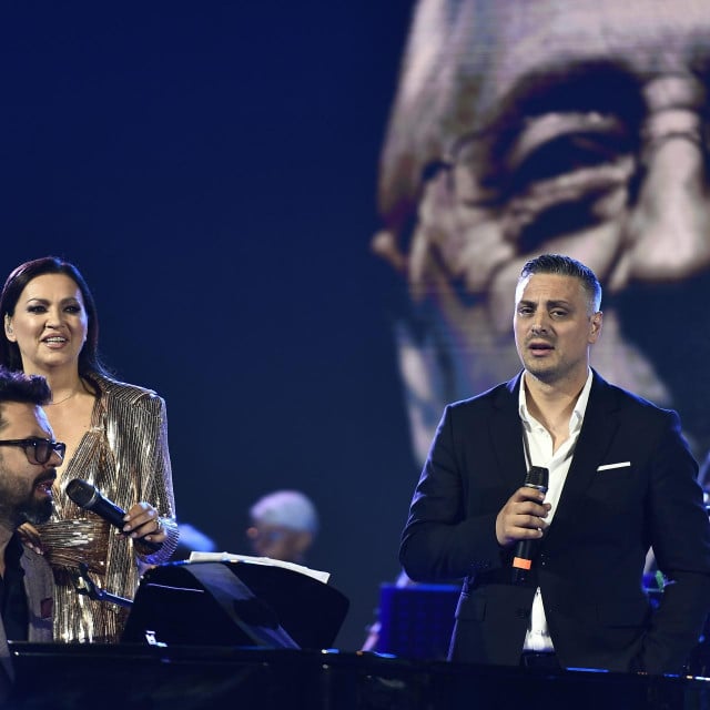 Petar Dragojević s Ninom i Grašom na koncertu za barbu Olivera u Vela Luci