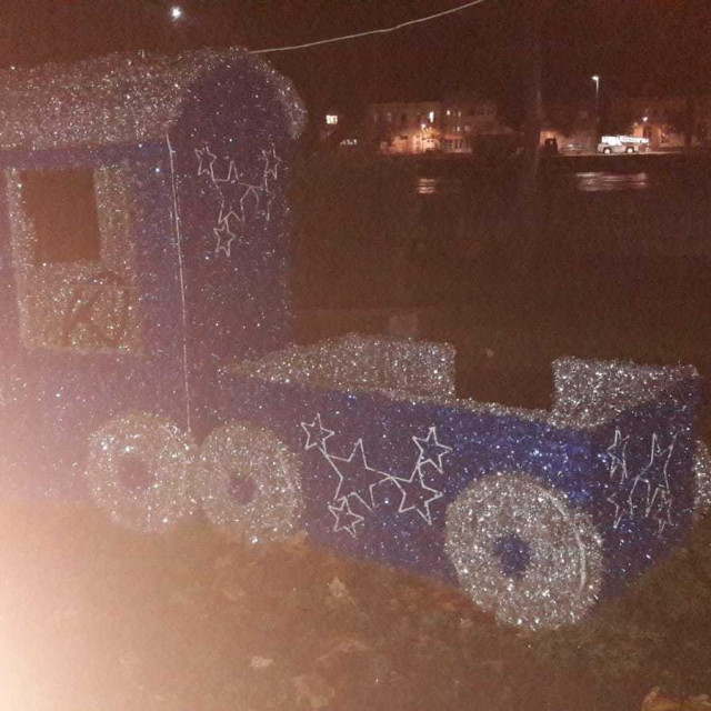 Vandali uništavaju božićne ukrase i dekoracije u parku u Metkoviću