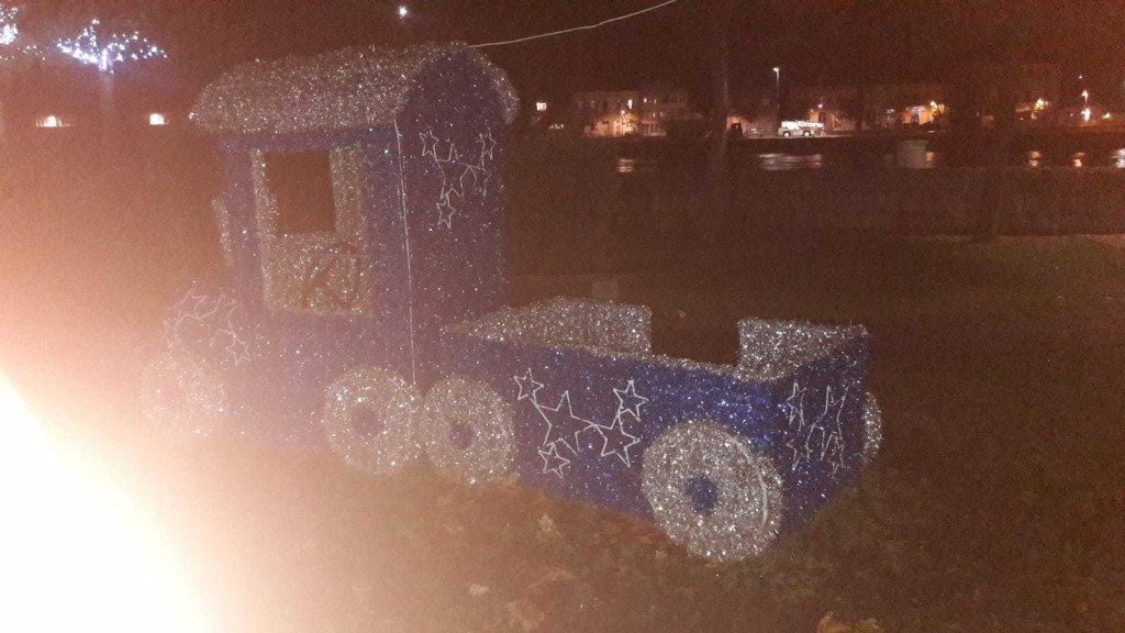 Vandali uništavaju božićne ukrase i dekoracije u parku u Metkoviću