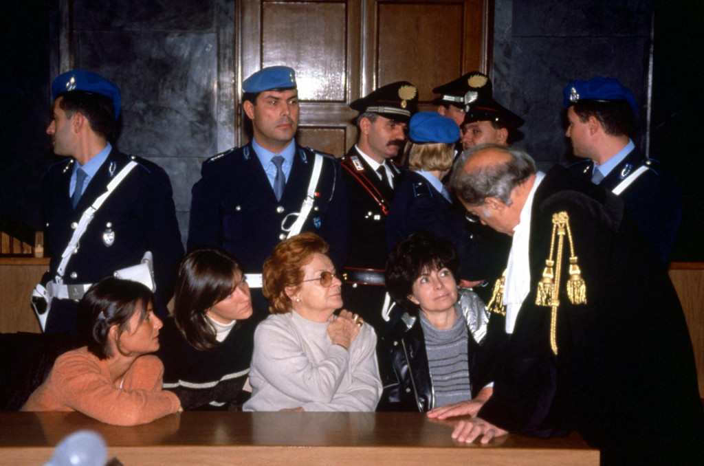 Odvjetnik Gaetano Pecorella,Patrizia Reggiani, njezina majka Silvana i kćeri Alessandra i Allegra na suđenju za ubojstvo Maurizija Guccija