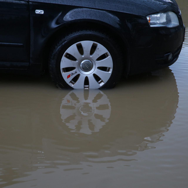 Poplavljen parking ispred zgrade Školske poliklinike.&lt;br /&gt;
 