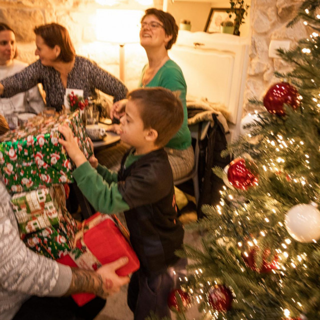 Odrasli i djeca podjednako uživaju u druženju i darovima