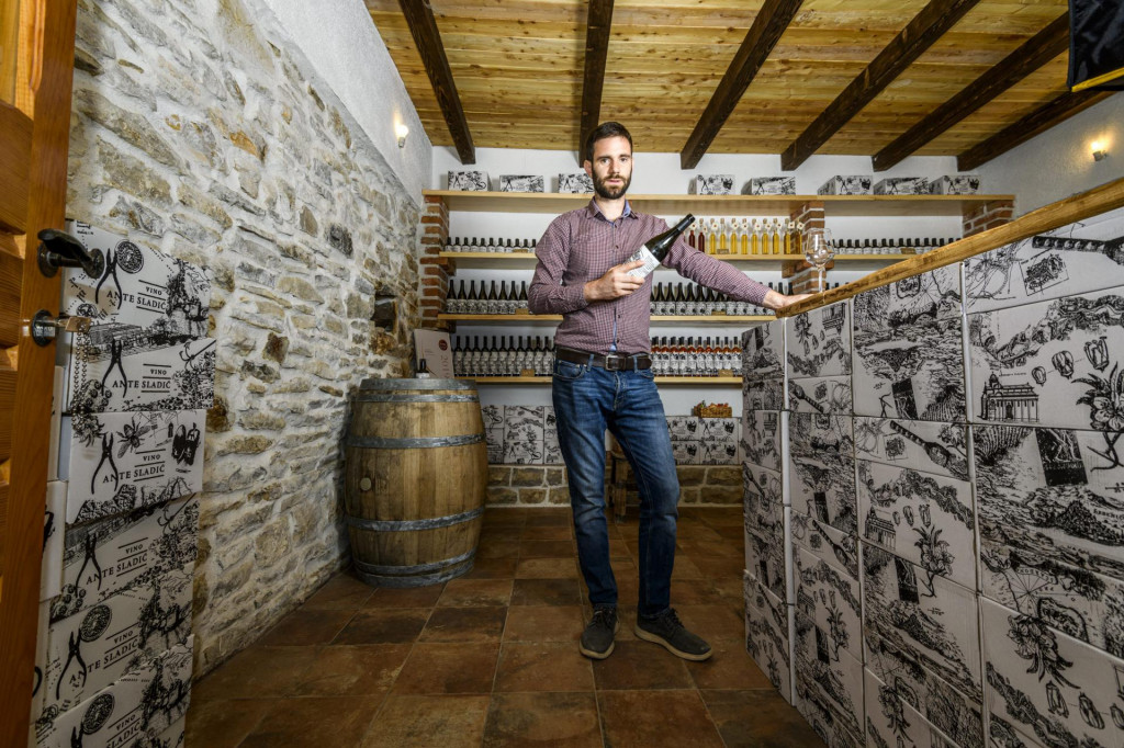 Vinar Ante Sladić u novoj vinoteci i kušaonici vina