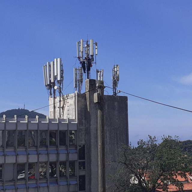 &amp;#39;Bogata&amp;#39; infrastruktura mobilne telefonije na krovu HEP-ove zgrade u Hebrangovoj