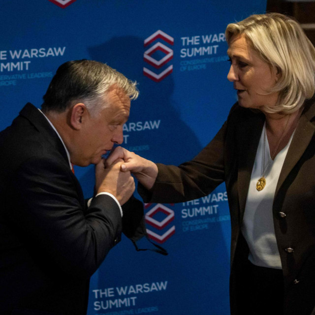 Marine Le Pen bila je glavna zvijezda summita pa joj je više karizmatični nego galantni Viktor Orban ljubio ruku