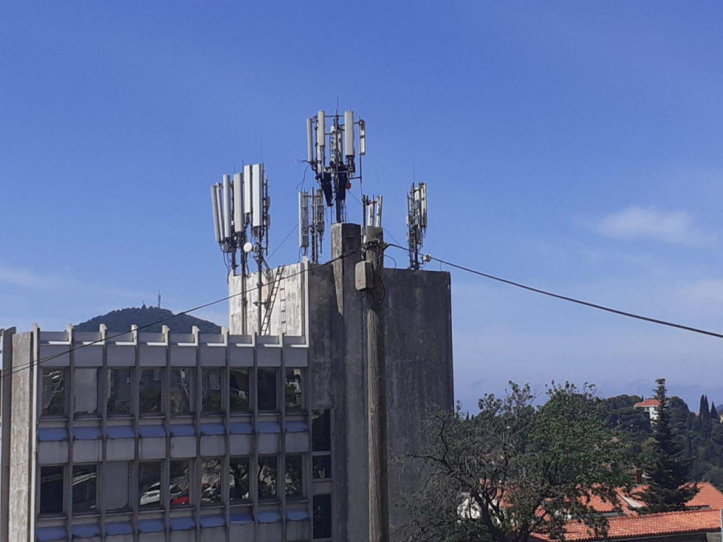 &amp;#39;Bogata&amp;#39; infrastruktura mobilne telefonije na krovu HEP-ove zgrade u Hebrangovoj