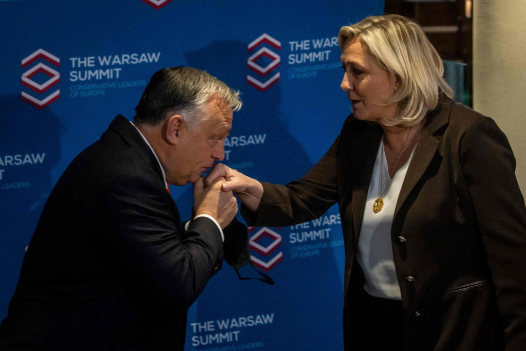 Marine Le Pen bila je glavna zvijezda summita pa joj je više karizmatični nego galantni Viktor Orban ljubio ruku