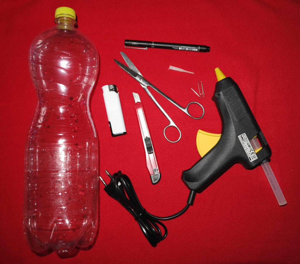 Sve što vam treba su plastična boca, škare ili skalpel, vodootporni flomaster, spajalica, upaljač, cjevčica i ljepilo