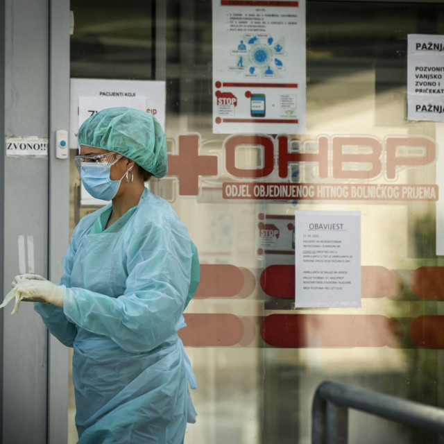 Medicinsko osoblje doktori i sestre OHP bolnice u Sibeniku ispred trijaznih kontejnera i satora na ulazu u zgradu u doba pandemije COVID-16 koronavirusa.&lt;br /&gt;
