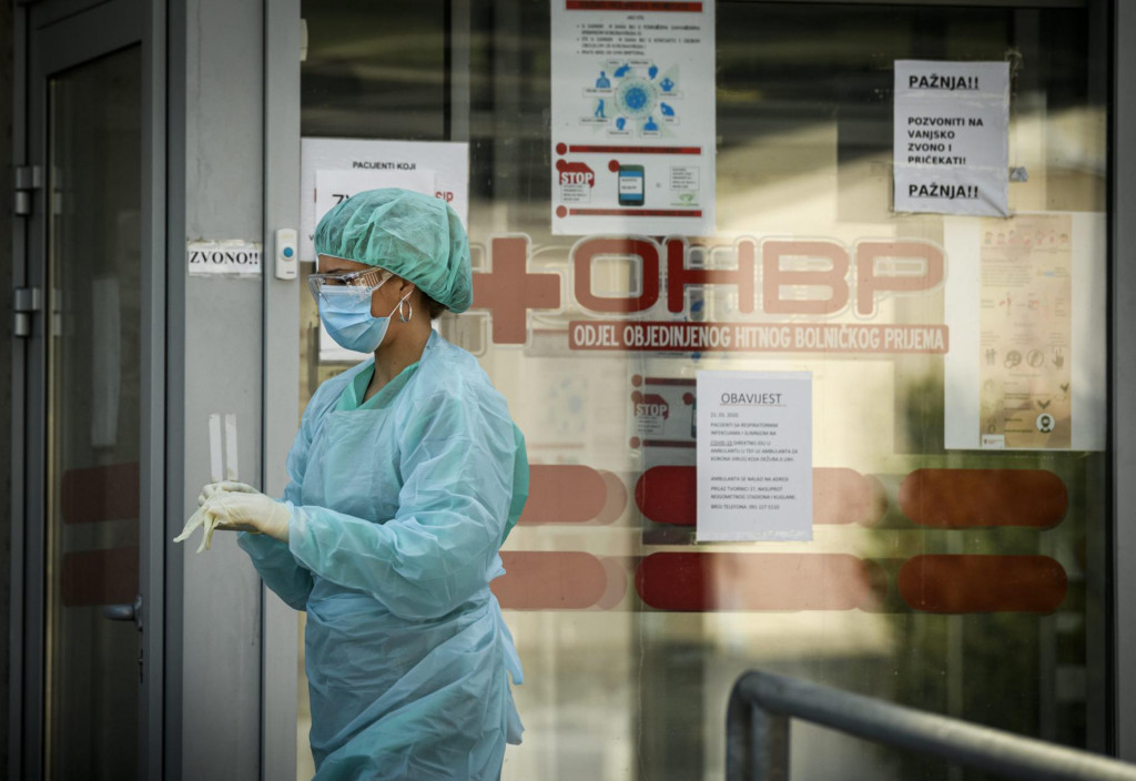 Medicinsko osoblje doktori i sestre OHP bolnice u Sibeniku ispred trijaznih kontejnera i satora na ulazu u zgradu u doba pandemije COVID-16 koronavirusa.&lt;br /&gt;