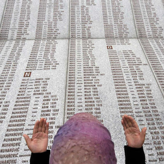 Imena Hrvata Rudolfa Hrena i Ante Stanića također su uklesana na ploči u Memorijalnom centru Srebrenica – Potočari
