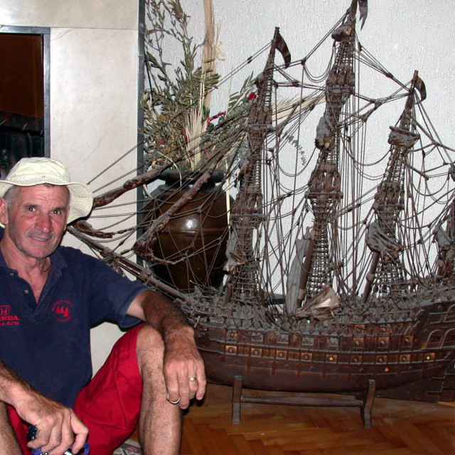 Andro Tadić-Šilo s jednim od svojih jedrenjaka