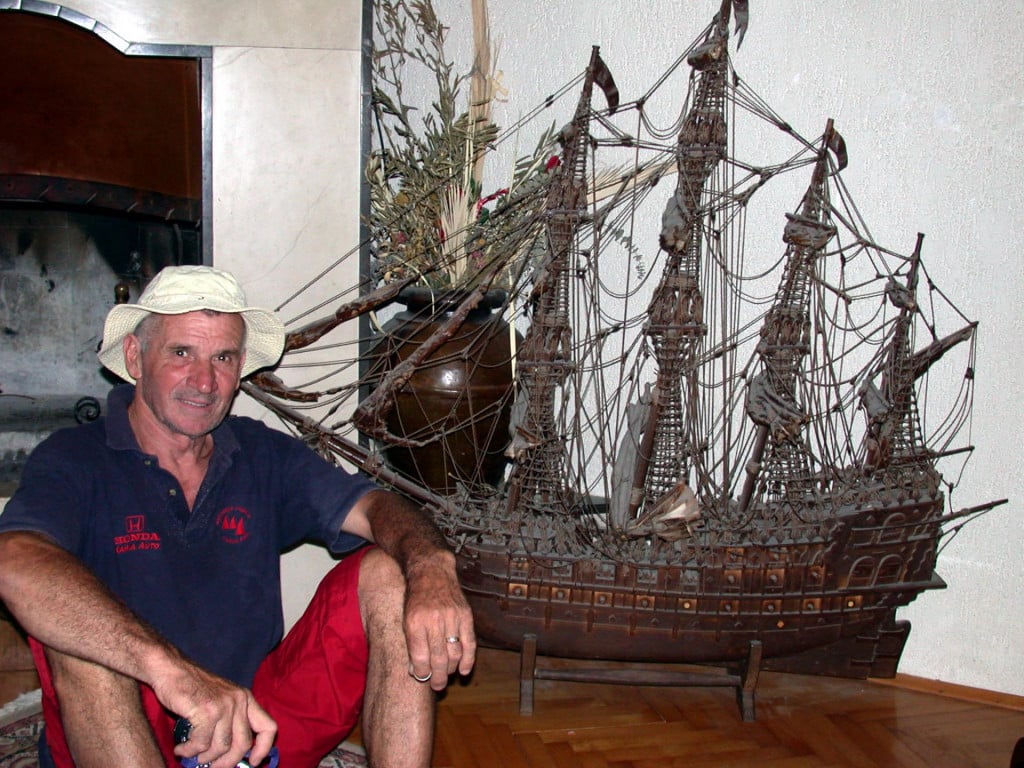 Andro Tadić-Šilo s jednim od svojih jedrenjaka