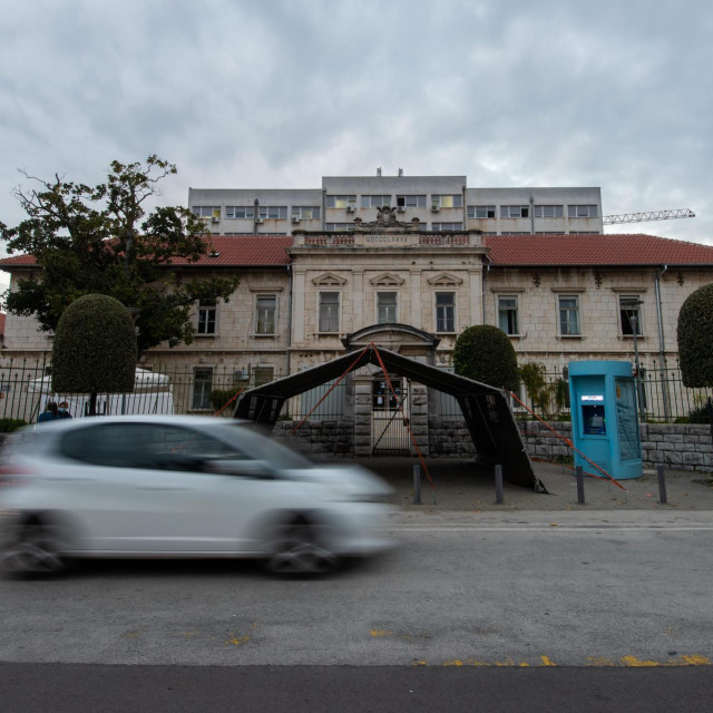 Zadar, 051120&lt;br /&gt;
Danas je ispred ulaza u OB Zadar postavljen novi sator i dva mala kontejnera koji ce zamijeniti postojeci sator za trijazu s ciljem da se dolaskom zime pacijenti i zdravstveni djelatnici zastite od vremenskih neprilika.&lt;br /&gt;