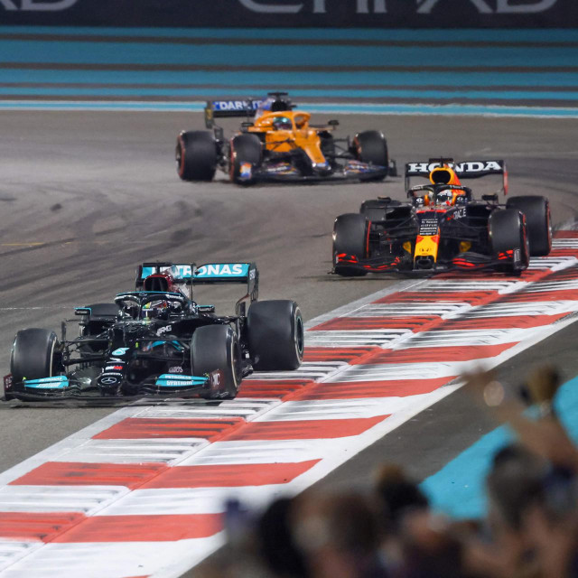 Lewis Hamilton i Max Verstappen na utrci u Abu Dhabiju