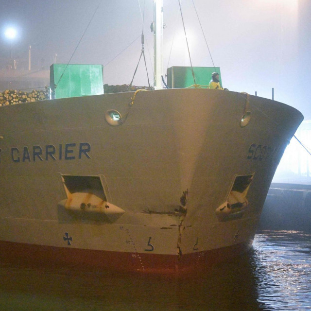 Oštećeni brod Scot Carrier