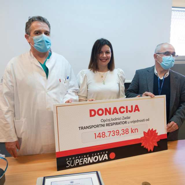 Na fotografiji: predaja donacije, dr. Edi Karuc, direktorica Supernove Iva Fisher i ravnatelj bolnice dr. Željko Čulina