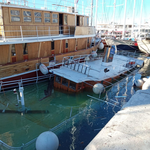 Potopljeni brod u Vranjicu