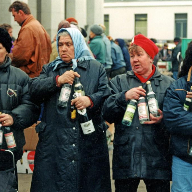 Ulične prodavačice votke u Moskvi 1992.