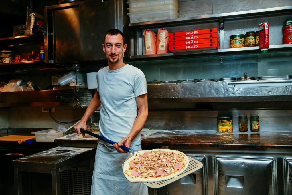 Dubravko već šest godina radi kao pizza majstor