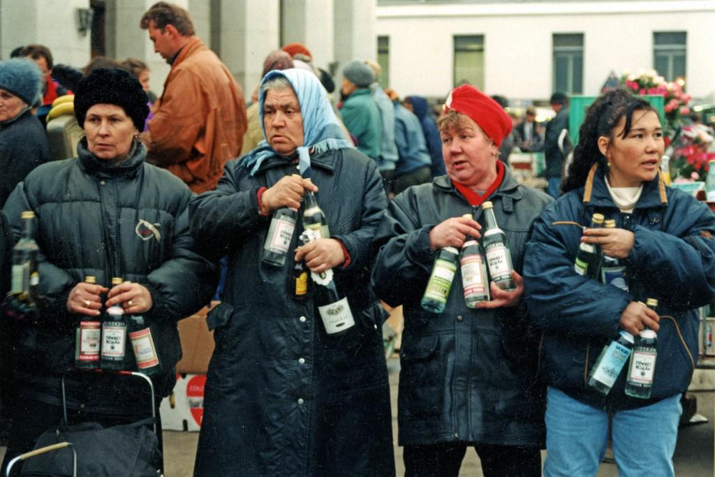 Ulične prodavačice votke u Moskvi 1992.