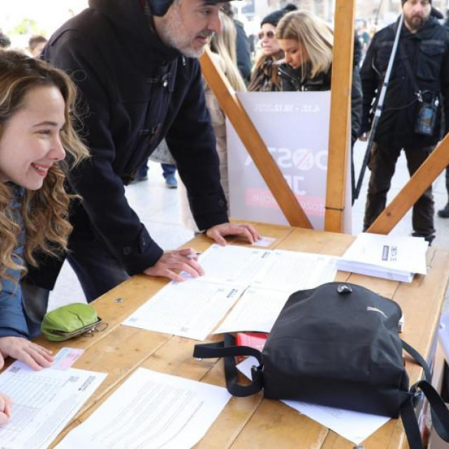 Prikupljanje potpisa za Mostov referendum protiv covid mjera. Na fotografiji: Marija Selak Raspudić, Nino Raspudić.