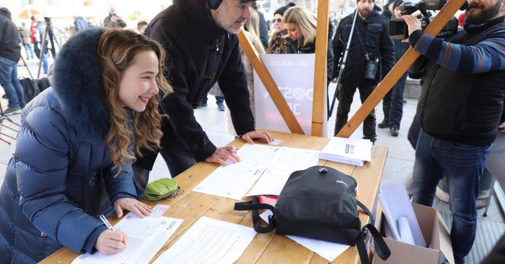 Prikupljanje potpisa za Mostov referendum protiv covid mjera. Na fotografiji: Marija Selak Raspudić, Nino Raspudić.