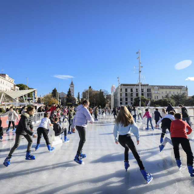 Sibenik, 131221.&lt;br /&gt;
Djeca i odrasli uzivaju u suncanom danu i klizanju na klizalistu na trgu Poljana.&lt;br /&gt;