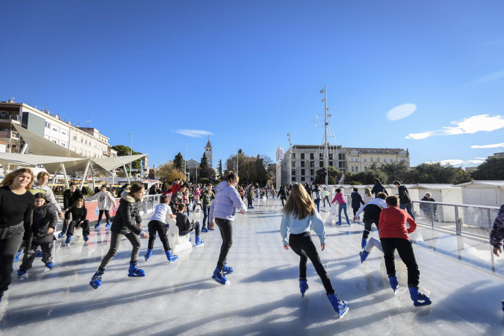 Sibenik, 131221.&lt;br /&gt;
Djeca i odrasli uzivaju u suncanom danu i klizanju na klizalistu na trgu Poljana.&lt;br /&gt;