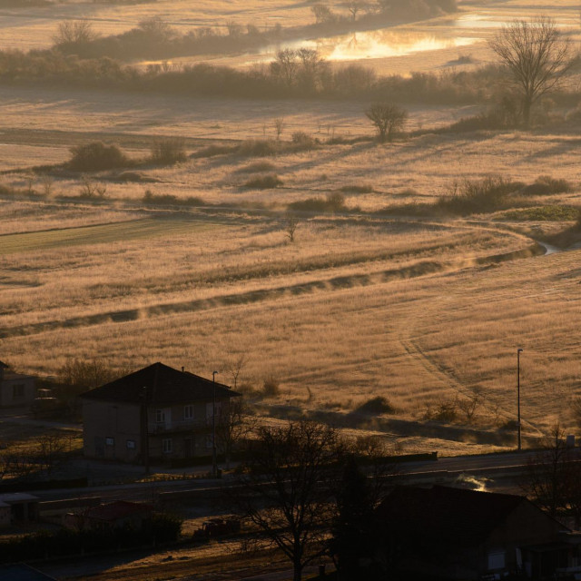 Pogled na Sinjsko polje u jutarnjoj izmaglici kod mjesta Turjaci