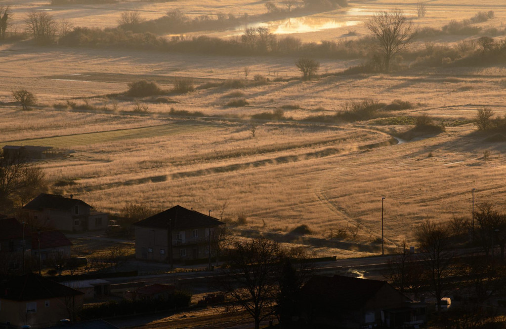 Pogled na Sinjsko polje u jutarnjoj izmaglici kod mjesta Turjaci