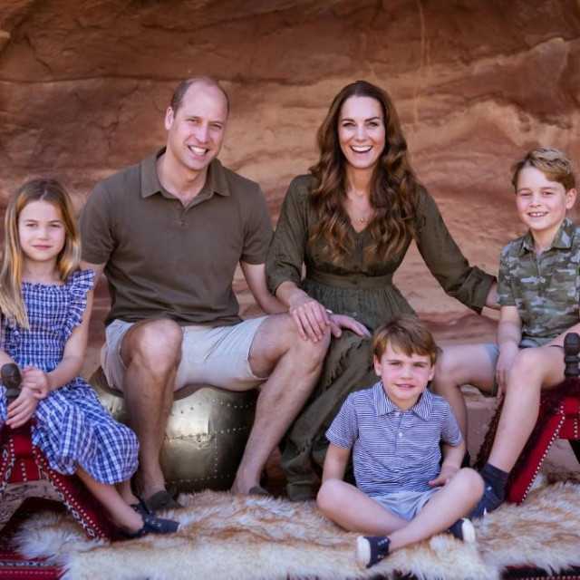 Princ William sa suprugom i djecom na božićnoj fotografiji