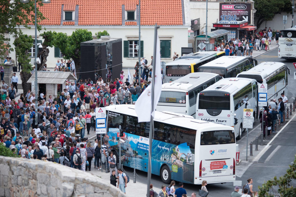 Dubrovnik, 03.05.2018.&lt;br /&gt;
Sa dolaskom vrucine stigli su i turisti sa cruiser brodova i izazvali cestovni i pjesacki kolaps u gradskoj jezgri i oko nje.&lt;br /&gt;