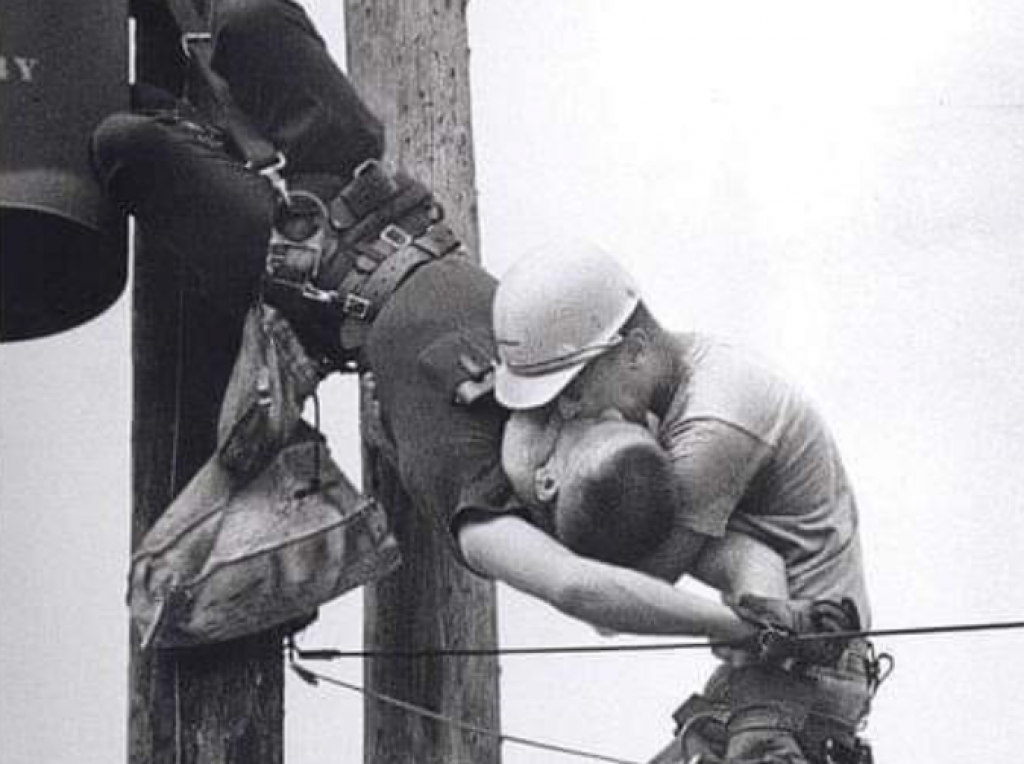 ”Poljubac života”, fotografija koja je osvojila Pulitzerovu nagradu