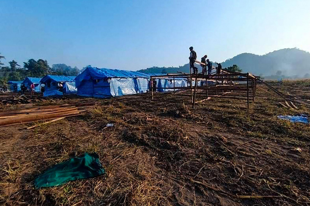 Temporary lodging for internally displaced people (IDPs) is constructed as people flee clashes between the military and the Karen National Union (KNU) in Karen state, along the Thai-Myanmar border, on December 25, 2021. (Photo by AFP)