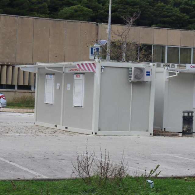 Kontejner za testiranje na covid pred Općom bolnicom Dubrovnik