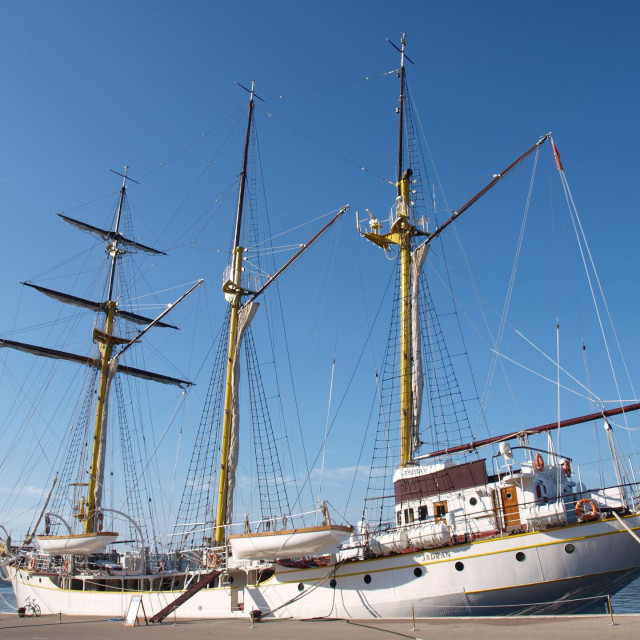Školski jedrenjak ”Jadran” snimljen na vezu u luci Tivat u Boki Kotorskoj