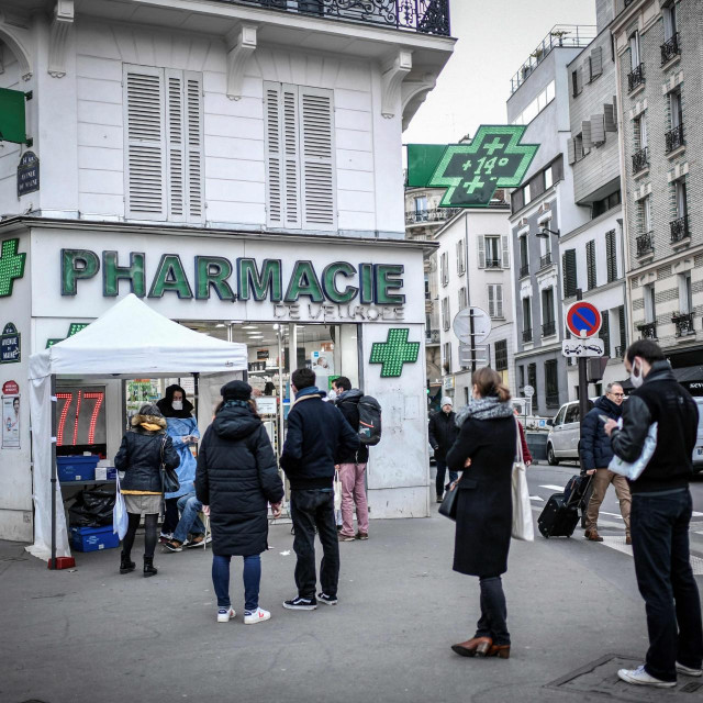 Parižani čekaju u redovima kako bi kupili antigenske testove