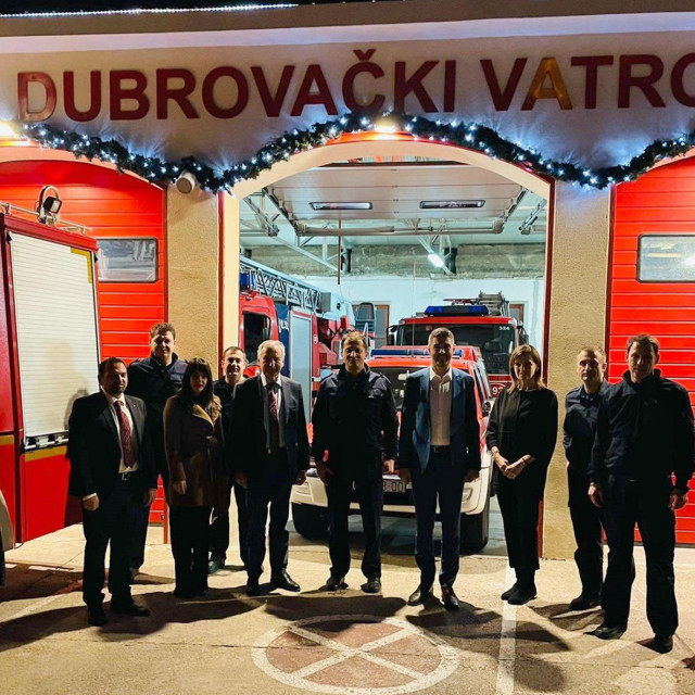 Gradonačelnik Grada Dubrovnika Mato Franković obišao je hitne službe koje će dežurati sa Stare na Novu godinu.
