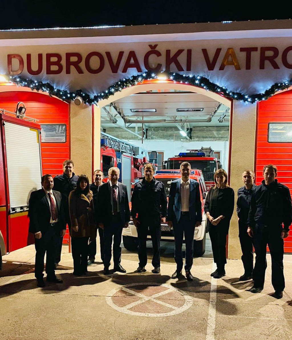 Gradonačelnik Grada Dubrovnika Mato Franković obišao je hitne službe koje će dežurati sa Stare na Novu godinu.