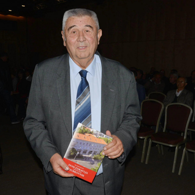 Dugogodišnji ravnatelj Doma zdravlja Dubrovnik dr. Stijepo Raguž sa svojom knjigom 2017.