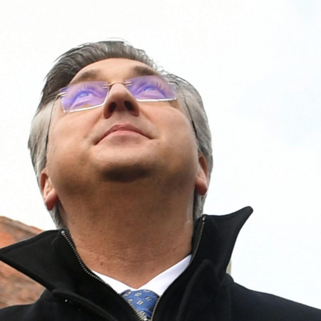 Premijer Plenković gleda gore...