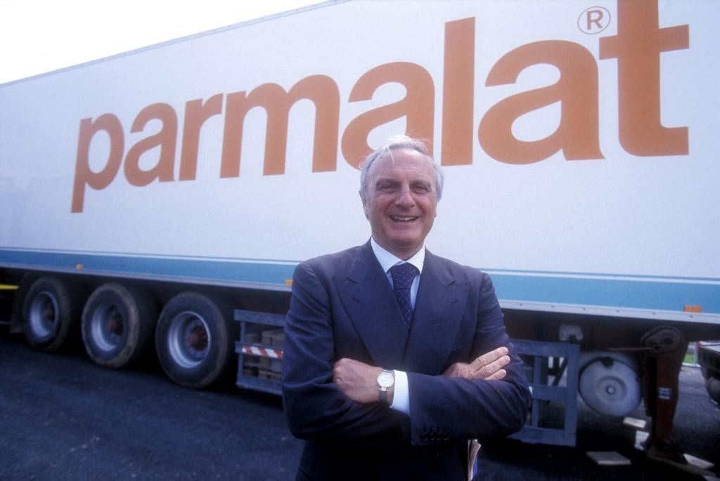 Calisto Tanzi ispred Parmalatova tegljača 2000. godine, dok je jošuspješno prodavao priču o uspjehu tvrtke&lt;br /&gt;
&lt;br /&gt;
&lt;br /&gt;
 