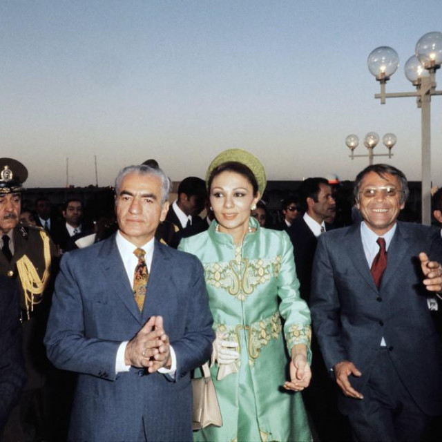 Šah Reza Pahlavi i supruga Farah dolaze na proslavu u Persepolis 1971. godine