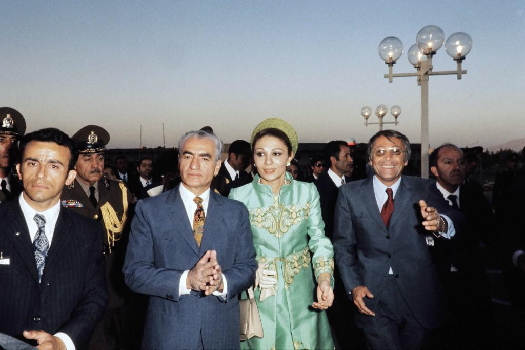 Šah Reza Pahlavi i supruga Farah dolaze na proslavu u Persepolis 1971. godine
