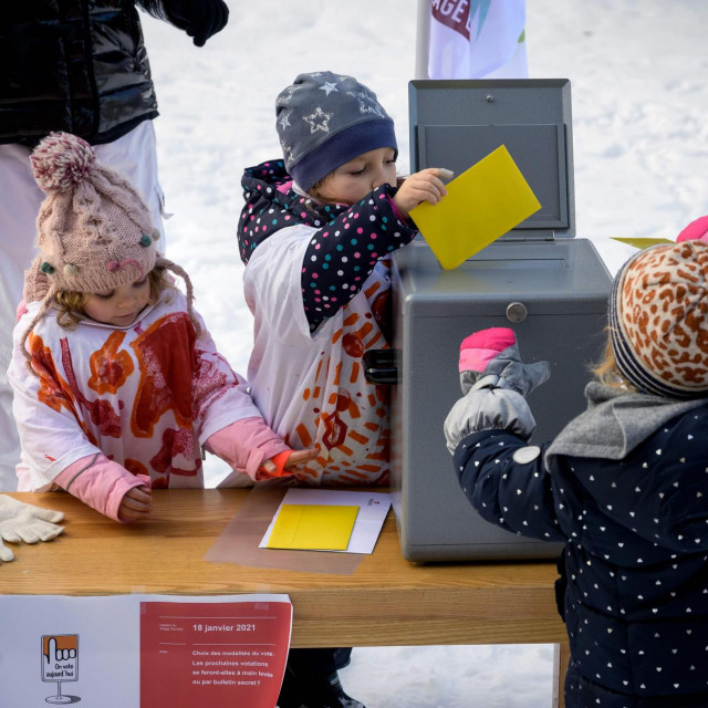 Predškolci u Lausannei na &amp;#39;referendumu&amp;#39;; cilj je odmalena pripremati mlade na sudjelovanje u poznatom švicarskom sustavu izravne demokracije